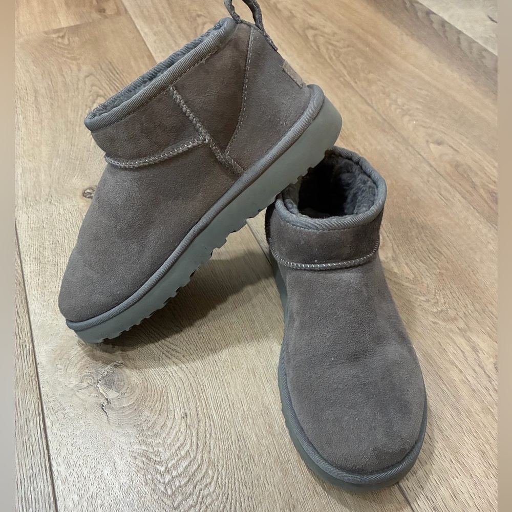 UGG suede mini boots gray women’s sz 8
